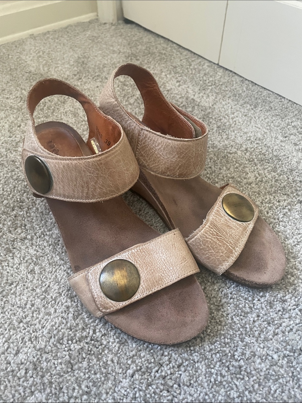 Taos Carousel wedge sandals Sz 39 (8.5/9) Velcro straps textured tan leather